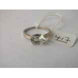 A stone set oval ring in 9ct - size R - 2.3gms