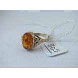 A 98ct gold amber ring - size V - 2.4gms