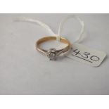 A solitaire diamond ring in 18ct gold - size K - 2gms