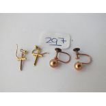 Two pairs of earrings in 9ct