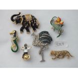 Six assorted decorative brooches of birds & animals