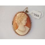 A large cameo brooch depicting a lady in 9ct