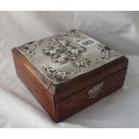 An Edwardian Chester silver jewellery box with embossed cover and oak base - 4.5" wide - Chester