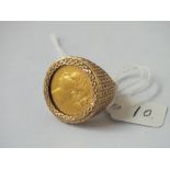 A VICTORIAN SOVEREIGN RING DATED 1878 IN 9CT MOUNT - size Q - 15.6gms