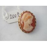 A small cameo brooch in 9ct oval frame