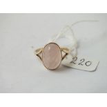 A rose quartz single stone ring in 9ct - size R - 3gms