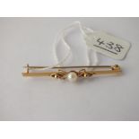 A pearl set brooch in 9ct - 1.6gms
