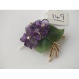 A ANTIQUE HARD STONE BROOCH SET WITH CARVED AMETHYST FLOWERS & CARVE JADE LEAVES & SET WITH 3