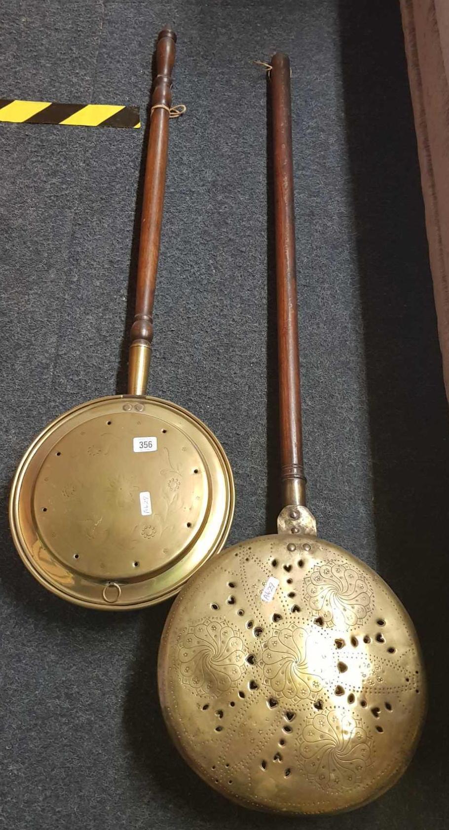 2 DECORATIVE BRASS BED WARMERS WITH PINE HANDLES