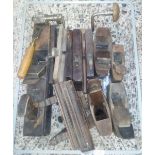 QTY OF VINTAGE WOODEN MOULDING & BLOCK PLANES, CHISEL & WOOD BRACE