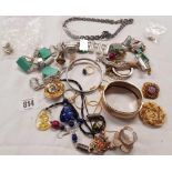 BAG OF GOLD COLOURED BROOCHES, BANGLES & WHITE METAL NECKLACES