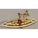 A THREE STONE BAR BROOCH SET IN 9ct