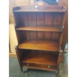 EDWARDIAN MAHOGANY SHELVING UNIT WITH INLAY, BRASS DROP HANDLES & CASTERS