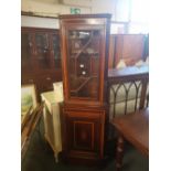 FINE QUALITY MAHOGANY CORNER CUPBOARD WITH FRUIT WOOD INLAY & GLAZED DOOR TO TOP, SHELL INLAY TO THE
