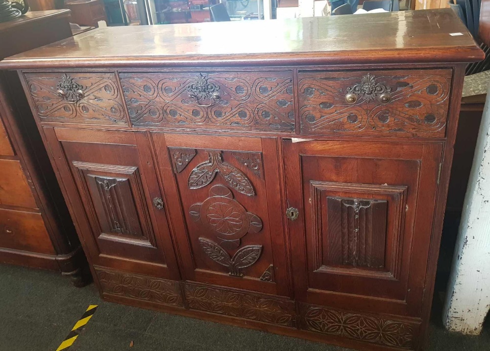 OAK 3 DRAWER CARVED SIDE CABINET WITH CUPBOARDS BELOW