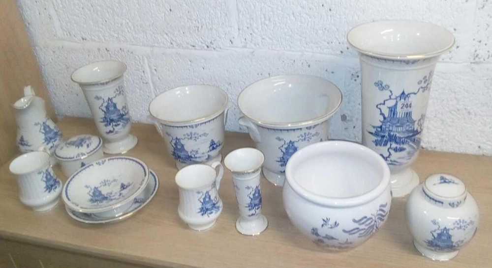 QTY OF MODERN WILLOW PATTERN ROYAL WINTON CHINA WITH JARDINIÈRE'S, VASES, MUGS ETC