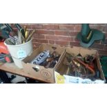 2 CARTONS & 1 PLASTIC BUCKET OF GARDEN & OTHER VARIOUS HAND TOOLS INCL: OIL CANS, BOW SAWS, FILES,