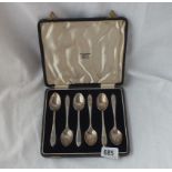 A boxed set of six teaspoons - B'ham 1932 - 98gms