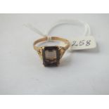 A Smokey quartz rectangular stone ring in 9ct - size Q - 2.6gms