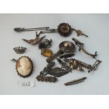 A bag of assorted silver & other brooches etc.