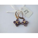 A pair of amethyst drop earrings in 9ct