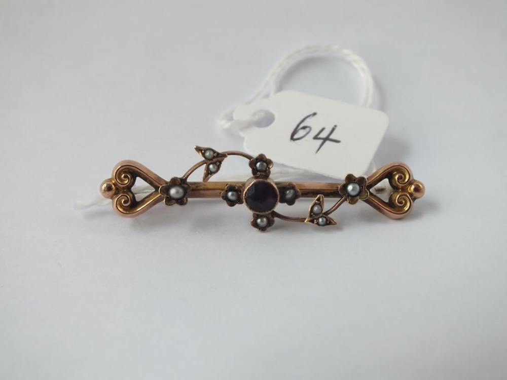 A garnet & pearl fancy bar brooch in 9ct - 2.4gms