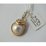 A Mabe pearl pendant in 14ct gold