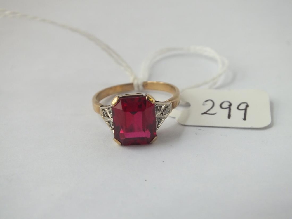 A attractive red stone dress ring in 9ct - size O - 3.2gms