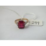 A attractive red stone dress ring in 9ct - size O - 3.2gms