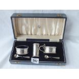 A cruet set with circular bodies in fitted case - 2 bgl and 2 spoons - London 1947