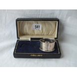 A pair of boxed napkin rings - London 1911 - 75gms