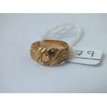 A KEEPER RING WITH HEART DECORATION IN 18CT GOLD - size O - 6gms