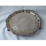 A GOOD PLAIN SALVER WITH A MOULDED BORDER AND SCROLL FEET - 12"DIA - LONDON 1918 - 900gms