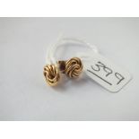 A pair of knot earring in 9ct