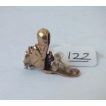 An opening wedding boot charm with couple inside in 9ct - 5.6gms