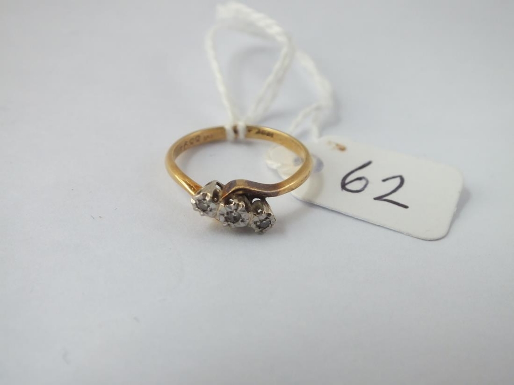 A 3 stone diamond ring in 18ct gold & platinum - size K - 2.2gms