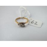 A 3 stone diamond ring in 18ct gold & platinum - size K - 2.2gms