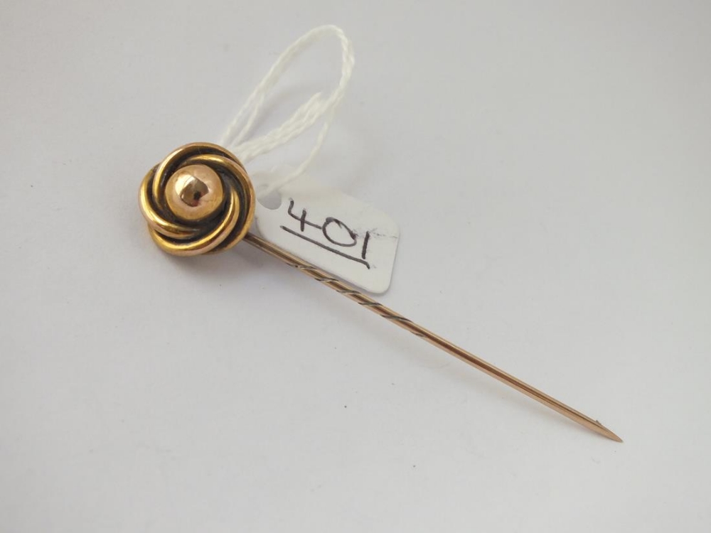 A knot topped stick pin set in gold - 3gms