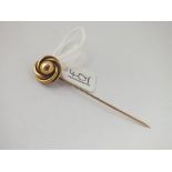 A knot topped stick pin set in gold - 3gms