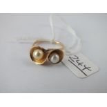 A fancy two pearl ring in 18ct gold - size L - 3.7gms