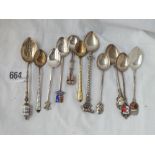 A bag of 11 various gift spoons with enamel - 104gms