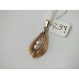 A pearl drop pendant in 9ct - 2.9gms