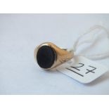 A small onyx signet ring in 9ct - size G - 2.9gms