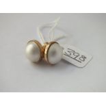 A pair of Maby pearl set earrings in 9ct - 5.4gms