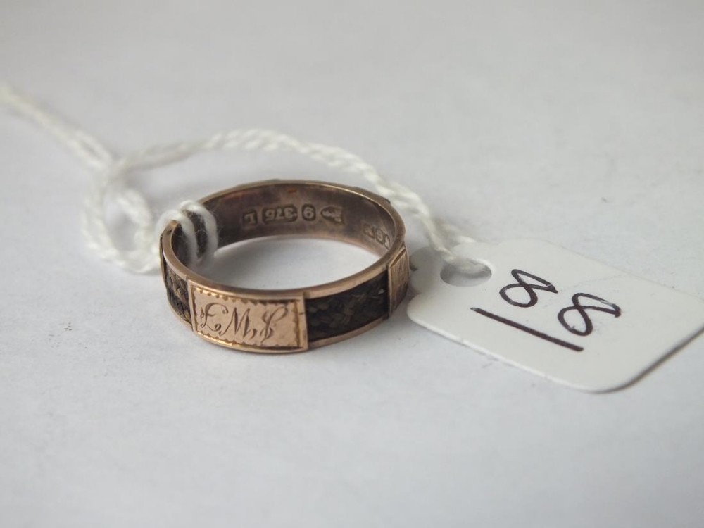 A Victorian decorative hair mourning ring in 9ct & hallmarked 1894 - size L - 1.4gms