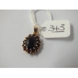 A garnet drop pendant in 9ct - 2.7gms