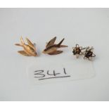 Two pairs of ear studs in 9ct