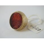 A LARGE INTAGLIO-SET RING IN 18CT GOLD (INTAGLIO DAMAGED) - SIZE V - 16.7GMS