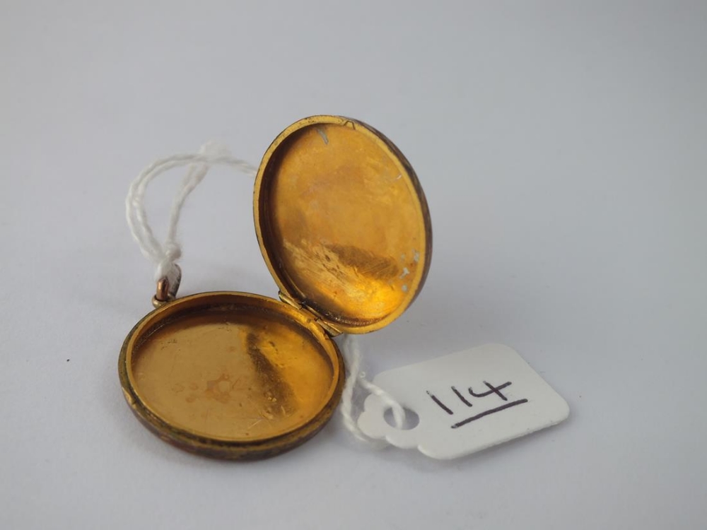 An circular back & front gold locket - 3.5gms - Image 3 of 3