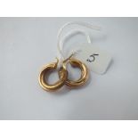 A pair of hooped earrings in 9ct - 1.7gms